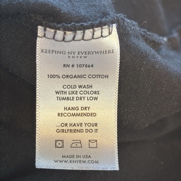 Knyew KEEPING NY EVERYWHERE
BASIC STANDARD SCOOP TEE - Picture 8 of 8